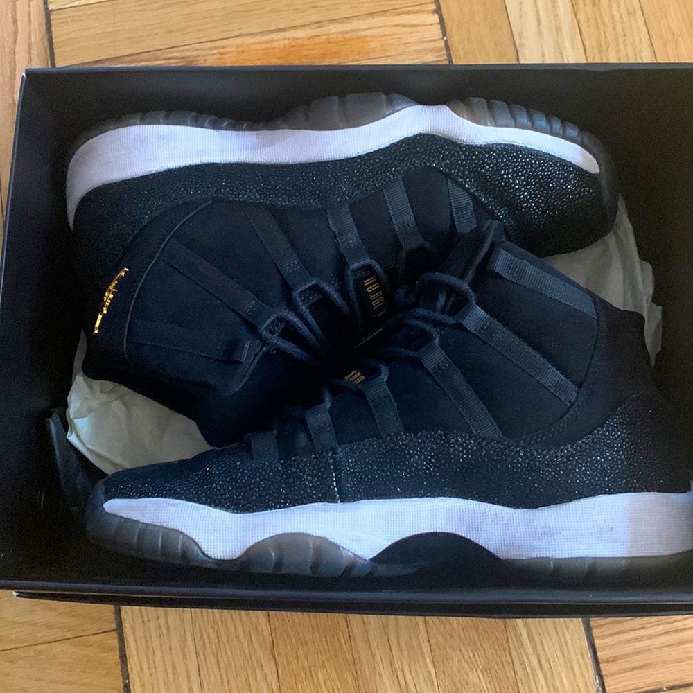 Retro 11 Jordan metallic gold